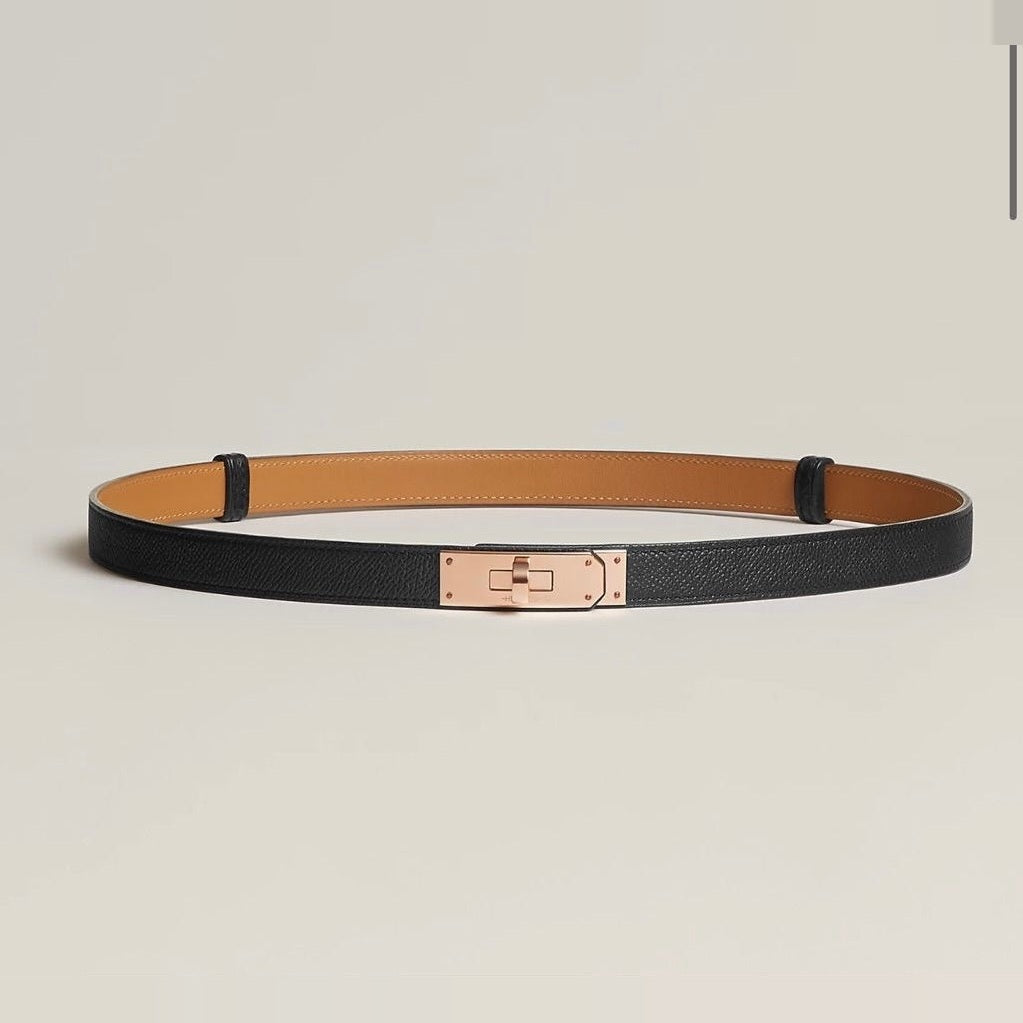 Zwarte smalle riem van kunstleer met goudkleurige draaisluiting, plat gefotografeerd | Boutique Moda