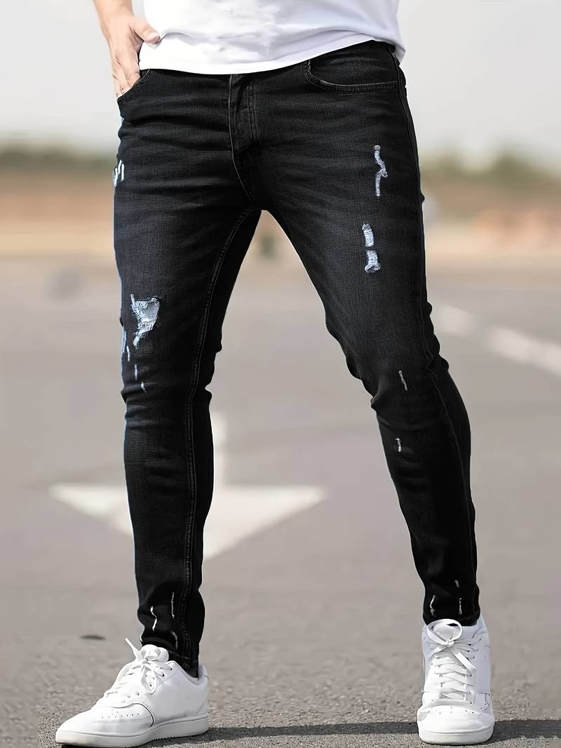 Zwarte skinny spijkerbroek met scheuren gedragen