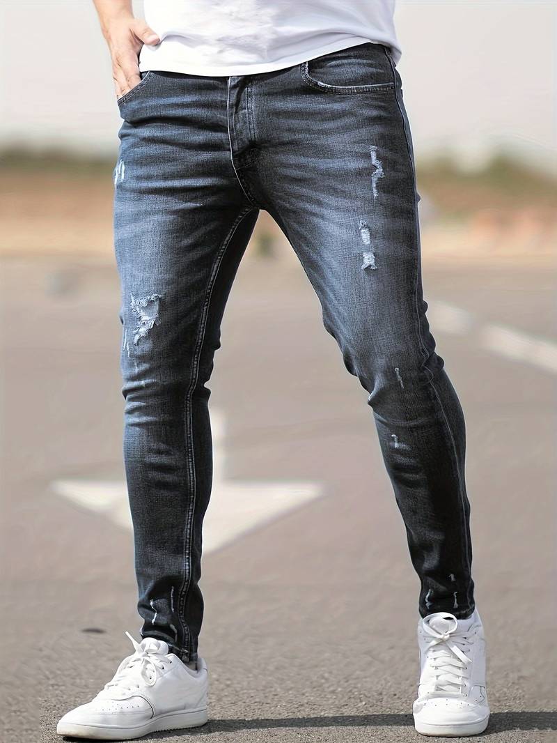 Grijze skinny spijkerbroek met scheuren gedragen