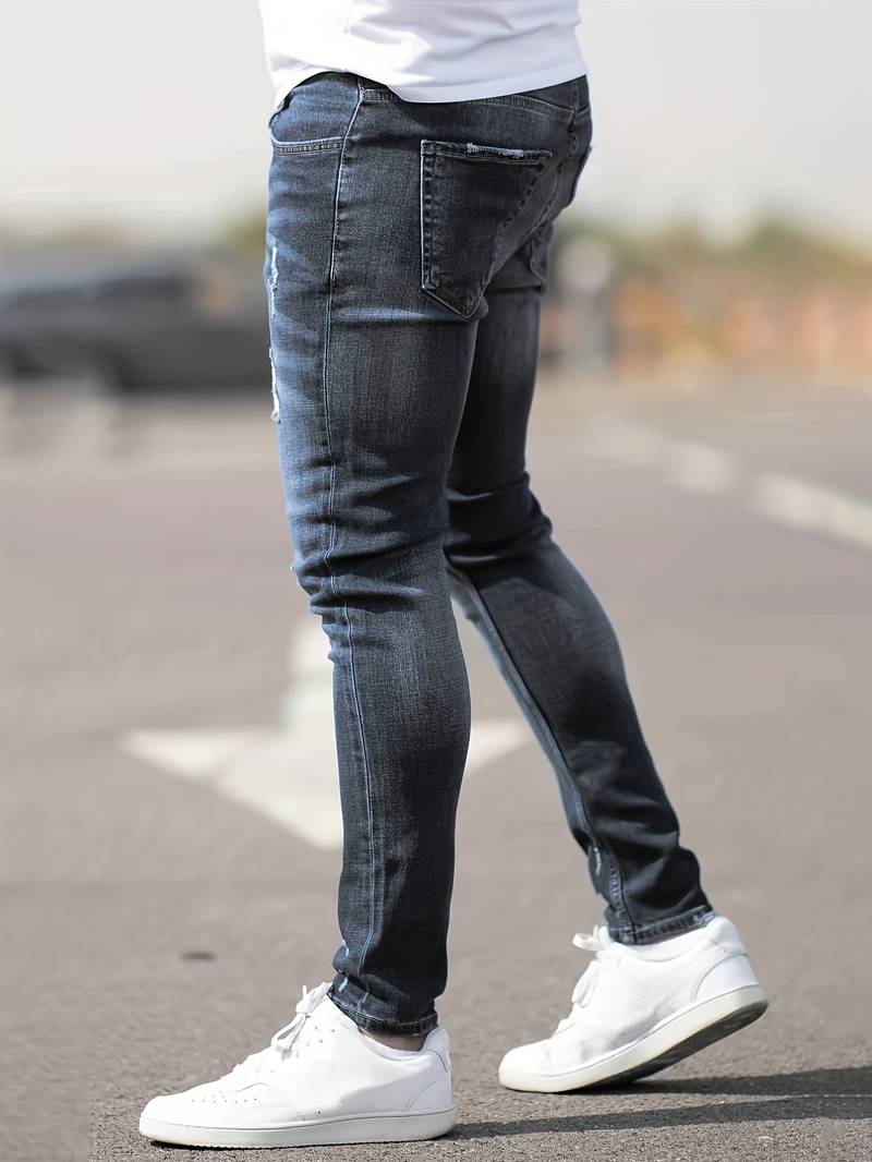 Grijze skinny spijkerbroek met scheuren gedragen