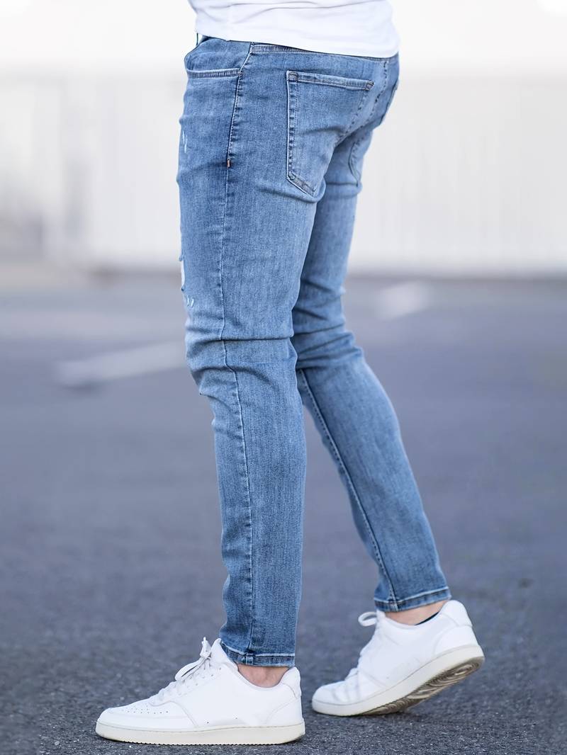Lichtblauwe skinny spijkerbroek met scheuren gedragen