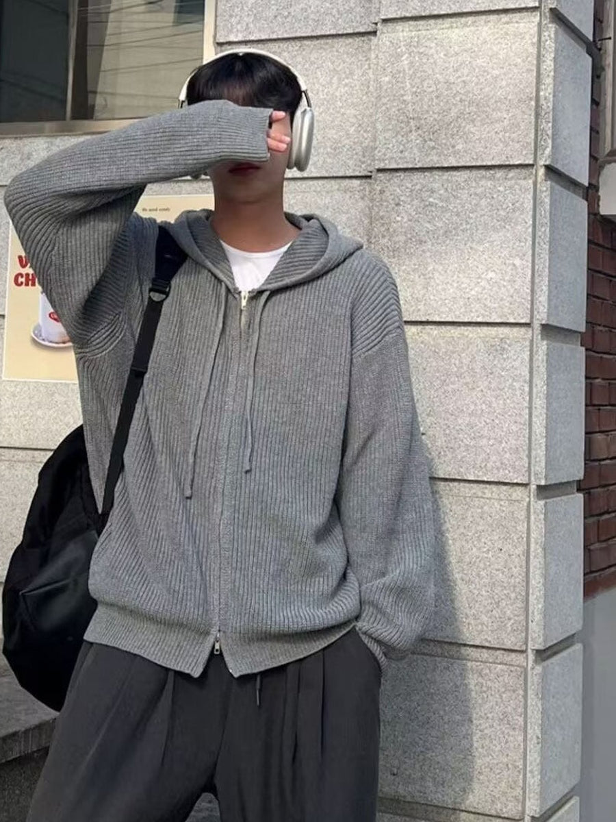 Gebreide hoodie met rits voor heren in grijs, gedragen, voorkant