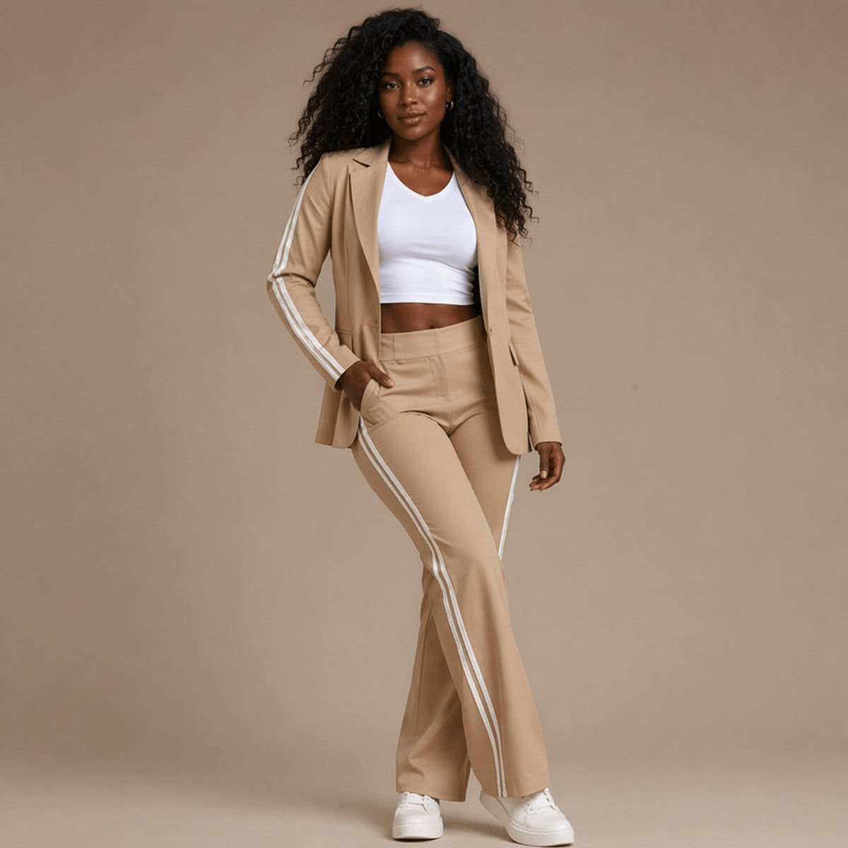 Beige blazer en broek met witte streep, gedragen door vrouw | Boutique Moda