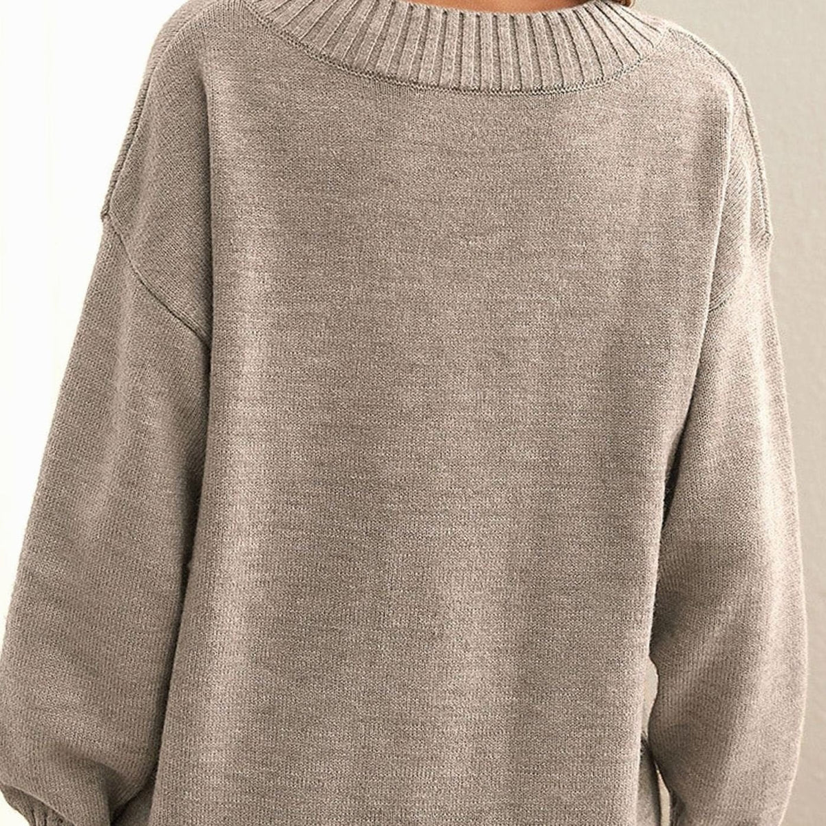 Beige oversized trui met V-hals, achteraanzicht
