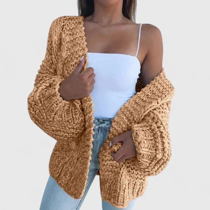 Grofgebreid oversized damesvest in camel, open gedragen over een wit topje