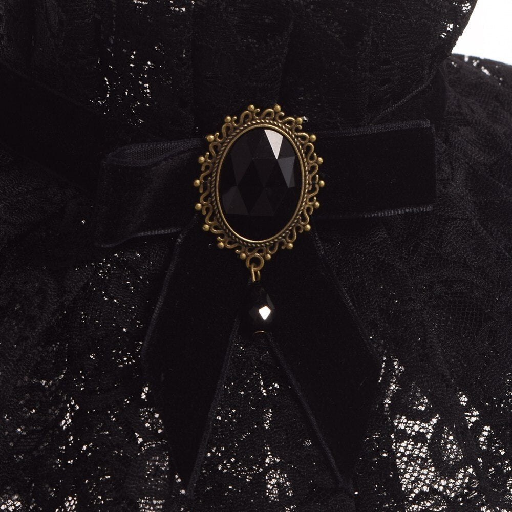 Close-up van de broche op de fluwelen strik