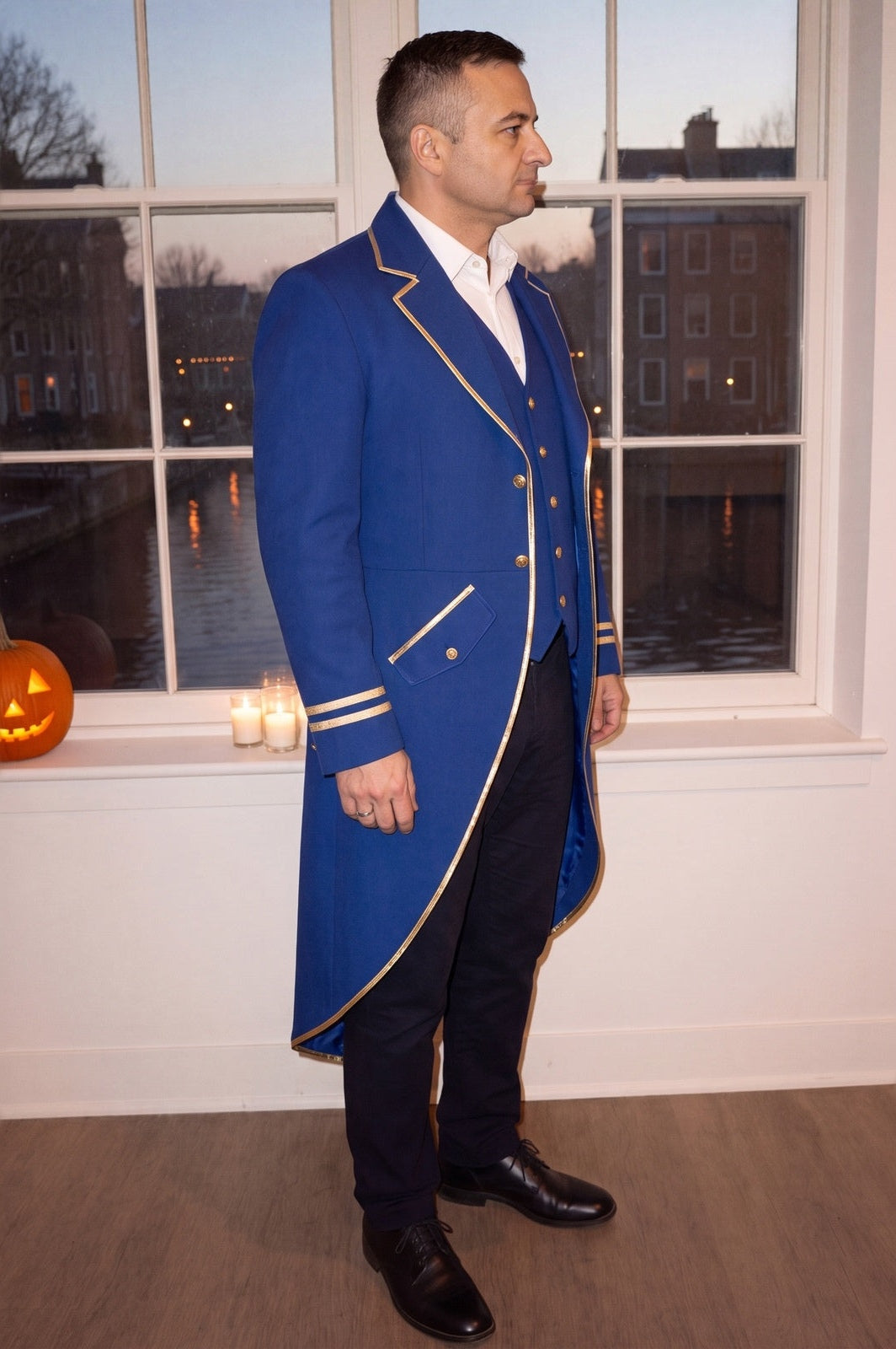 Huismodel in de Victoriaanse slipjas met gouden afwerking