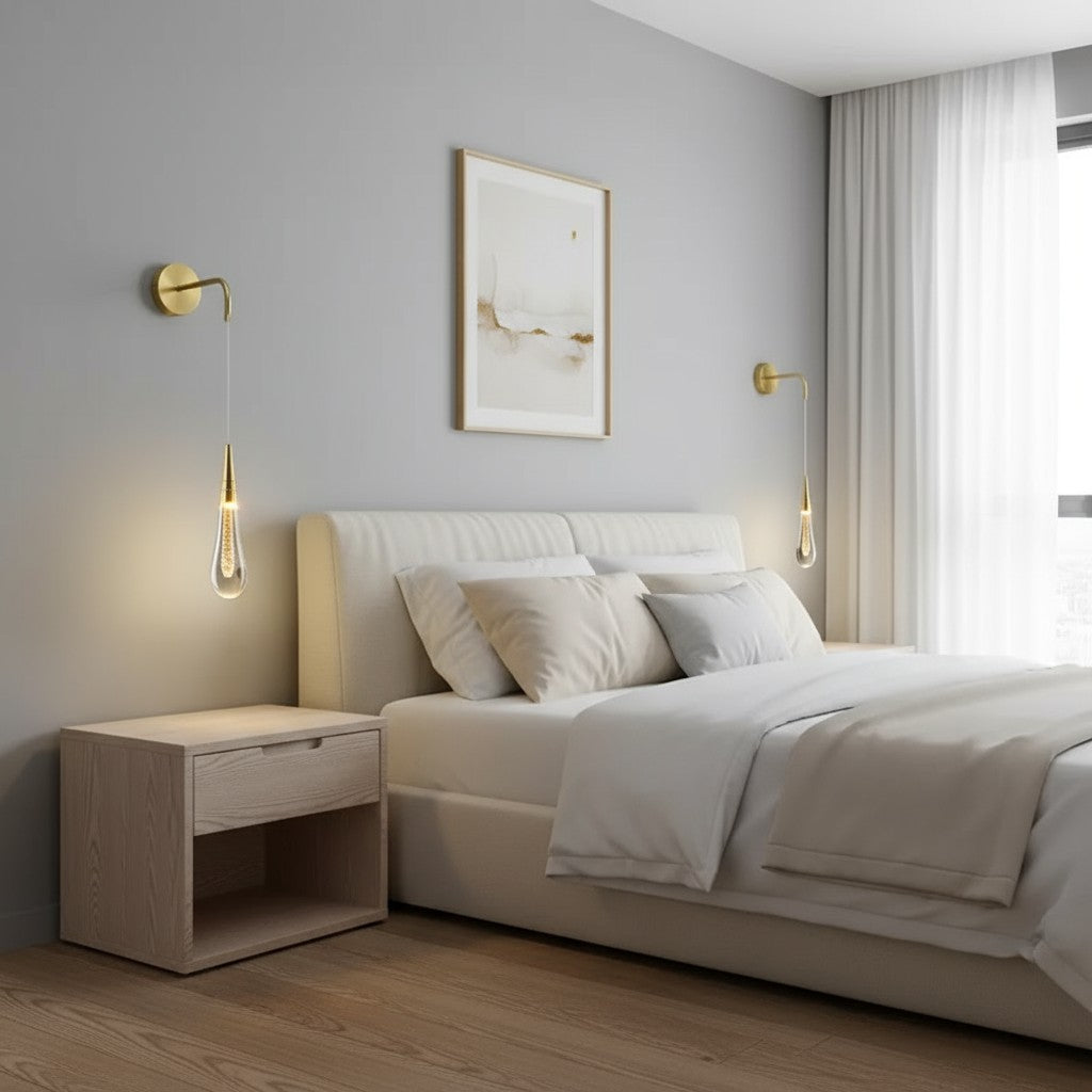 Lichte slaapkamer met twee gouden waterdruppel wandlampen naast het bed | Boutique Moda