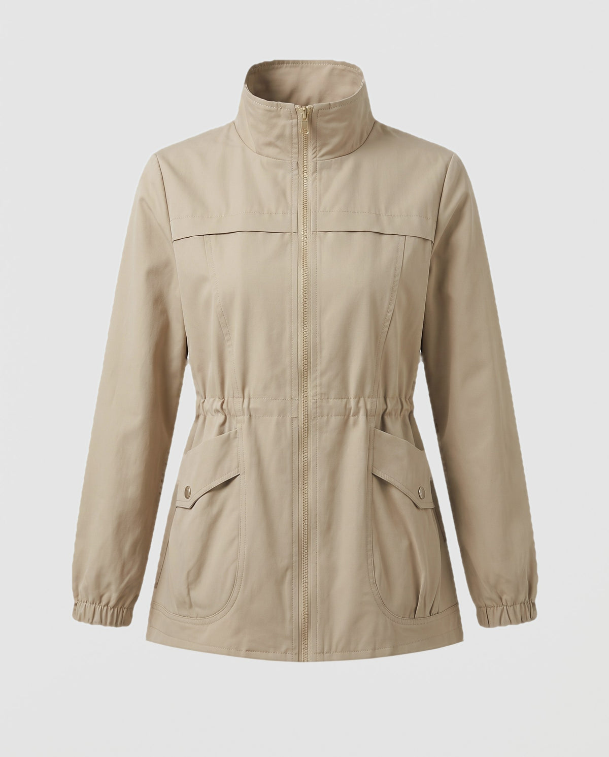 Khaki lichte jas met opstaande kraag, taillekoord en klepzakken | Boutique Moda