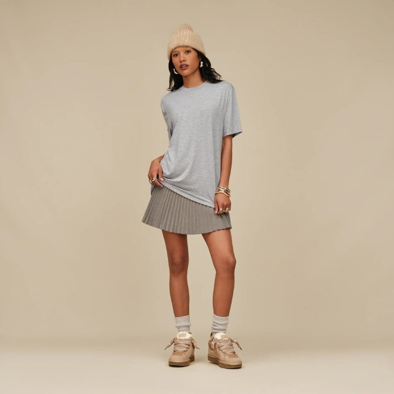 Model draagt beige plateau sneakers met grijze jurk en gebreide muts | Boutique Moda