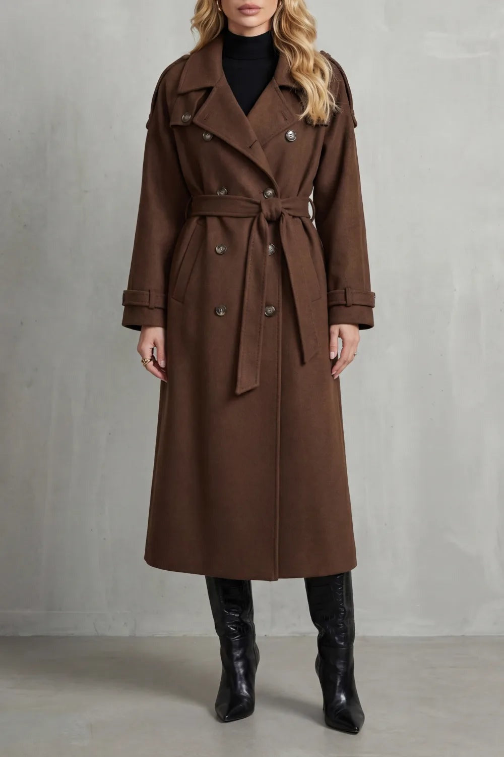 Oversized wollen trenchcoat in bruin, gedragen