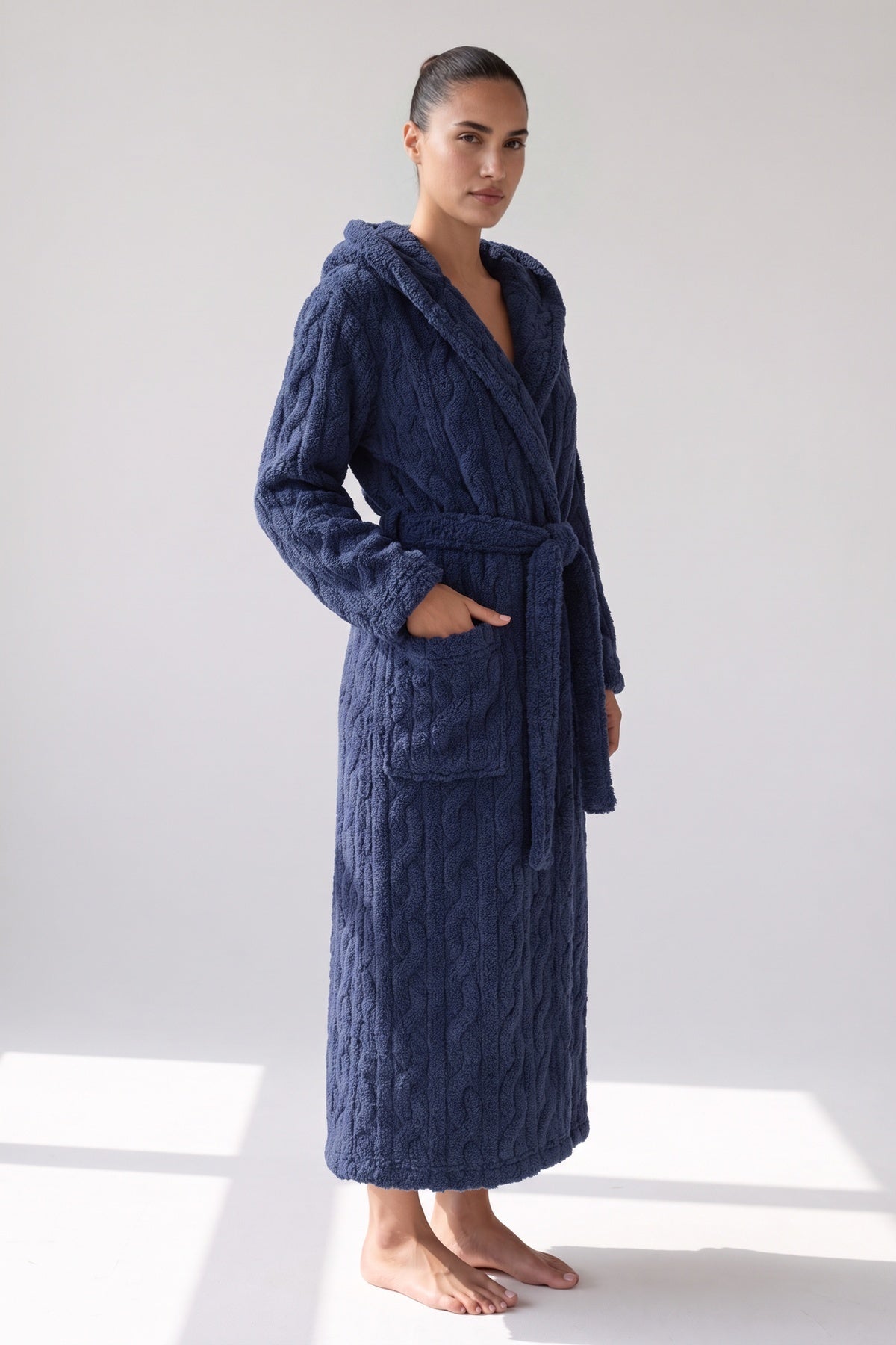 Marineblauwe badjas met capuchon van fleece met kabelstructuur, gedragen, vooraanzicht