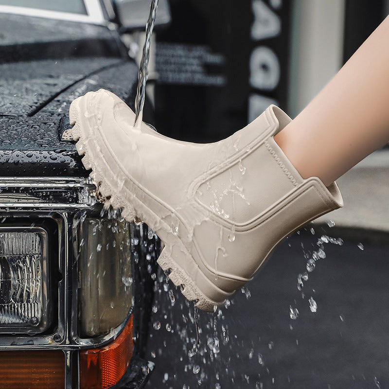 Matte Chelsea-regenlaarzen in beige, gedragen, onder stromend water