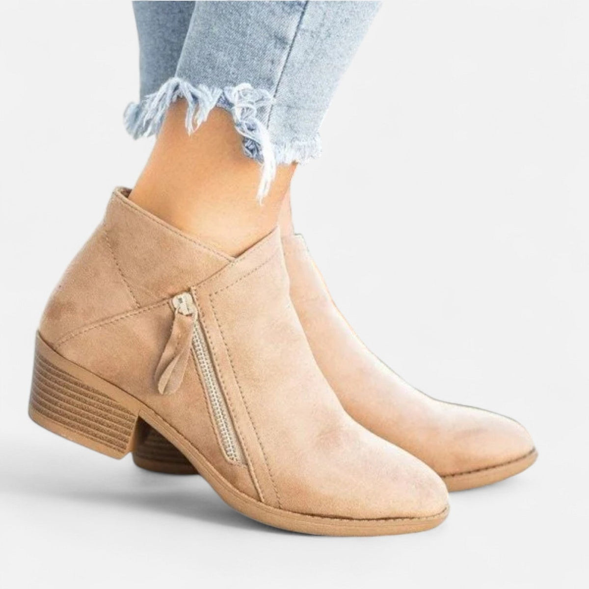 Beige korte laarsjes in suèdelook met zijrits, gedragen
