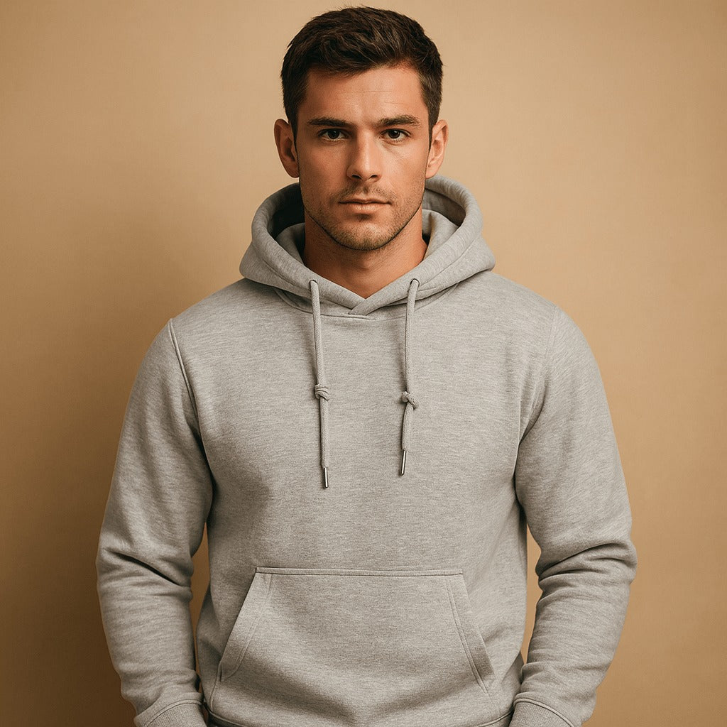 Klassieke hoodie met koord voor heren in lichtgrijs, gedragen, voorkant
