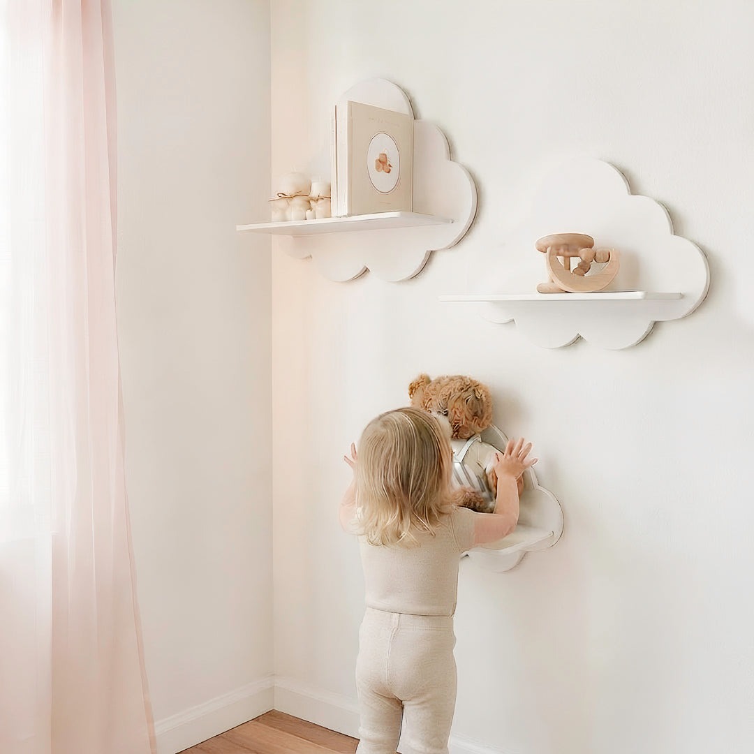 Set van 3 wolkenplankjes in wit, aan de muur in een babykamer