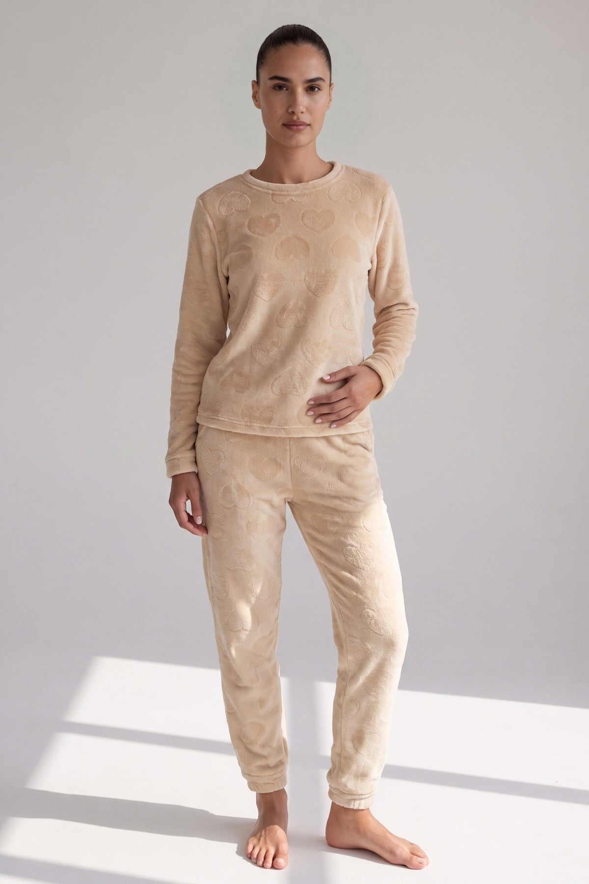 Champagnekleurige teddypyjama met hartjesmotief, gedragen, vooraanzicht