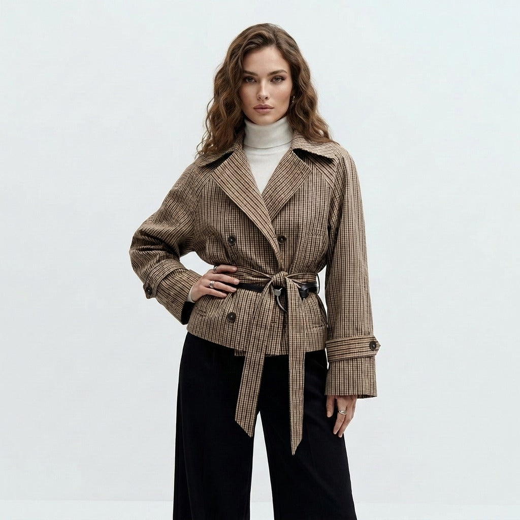 Korte trenchcoat met strikceintuur in bruin geruit, gedragen, vooraanzicht