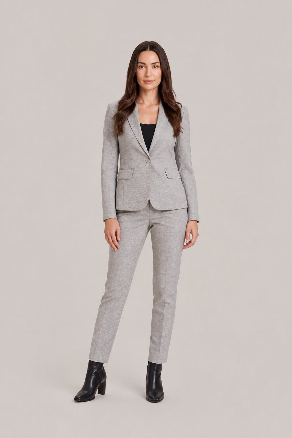 Broekpak met getailleerde blazer met één knoop en rechte broek in grijs, gedragen, vooraanzicht