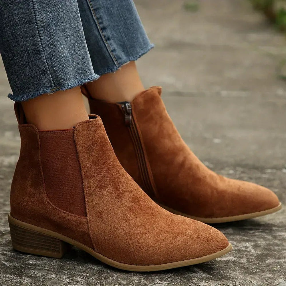Bruine Chelsea boots in suèdelook met hak, gedragen met jeans