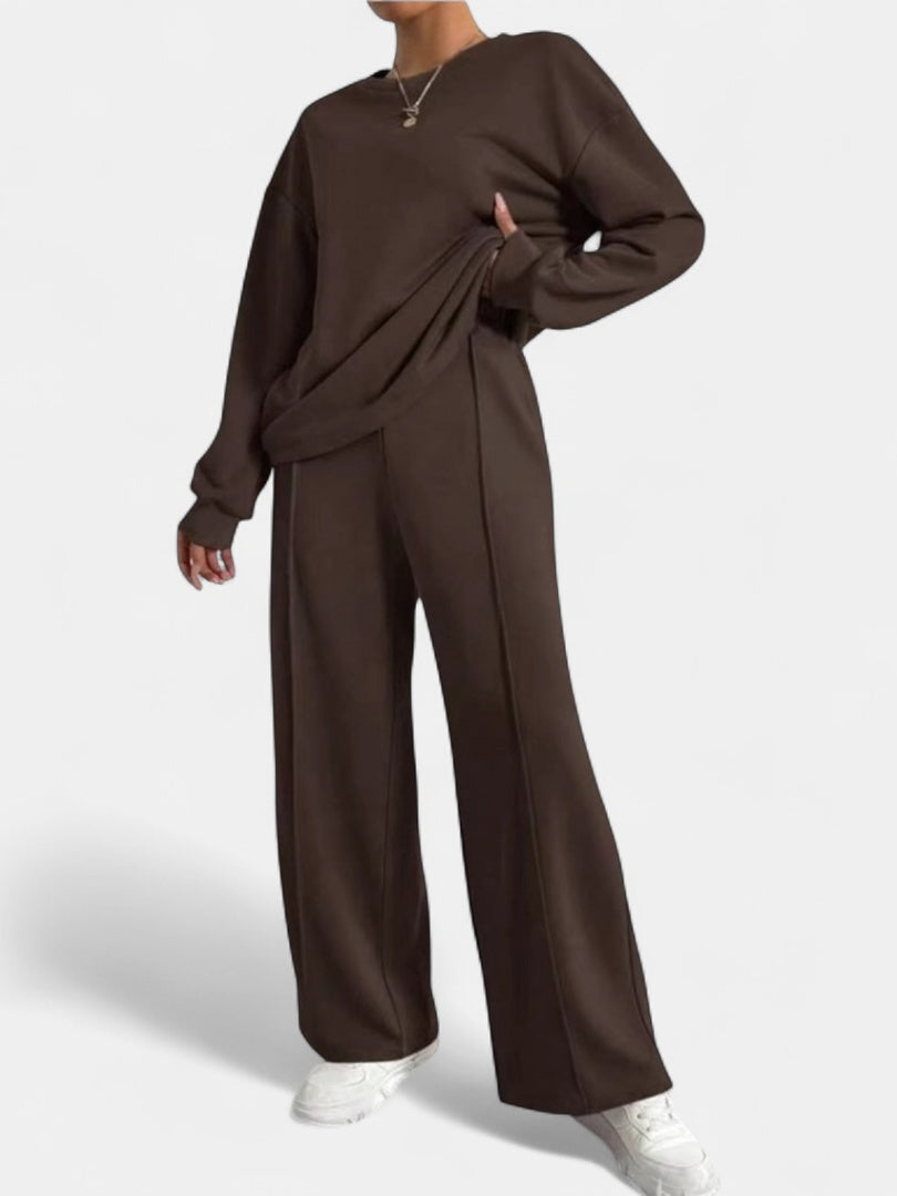 Huispak in bruin met sweater met ronde hals en wijde broek met naad, vooraanzicht