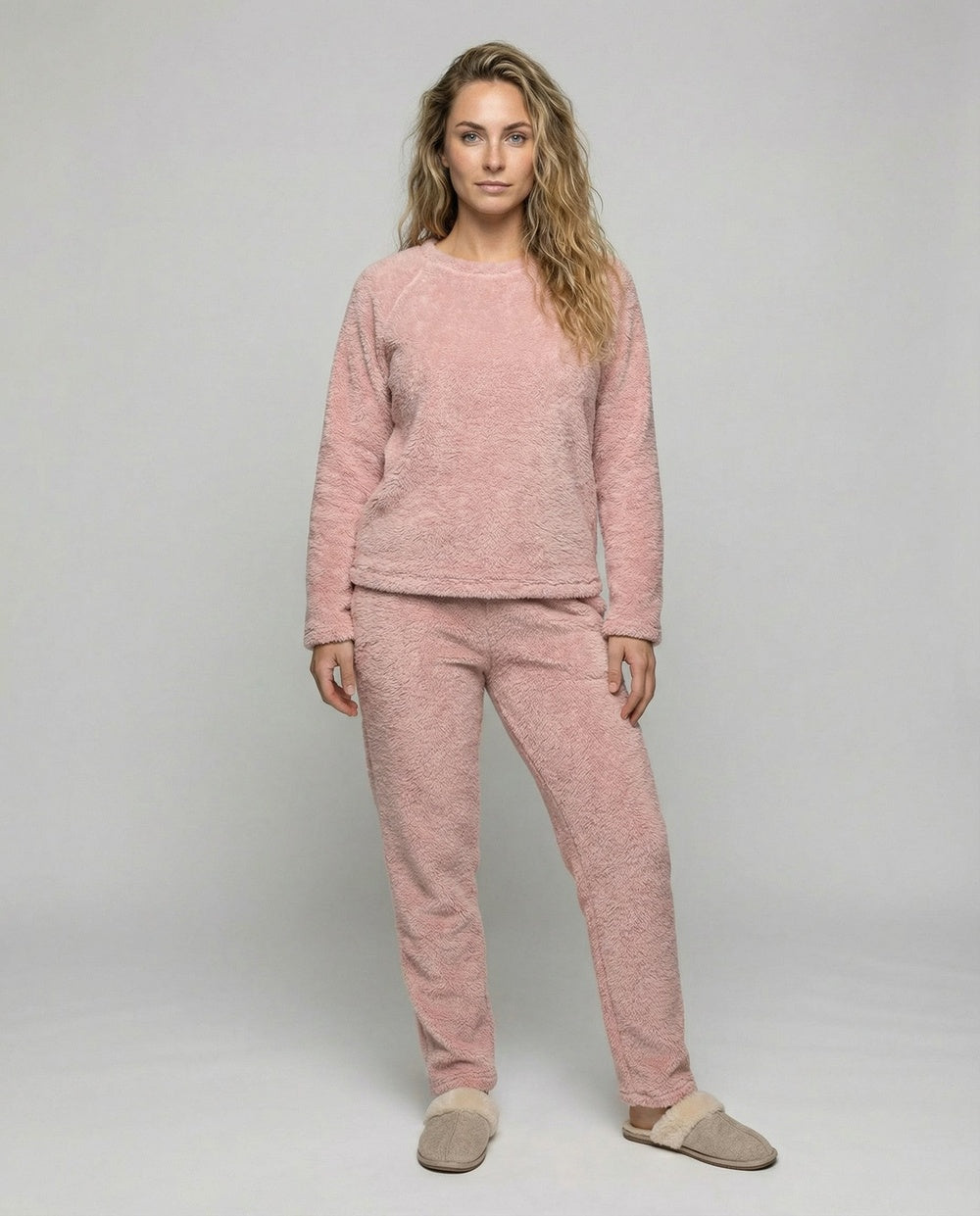 Roze fleece pyjama met raglantrui en rechte broek, gedragen, vooraanzicht