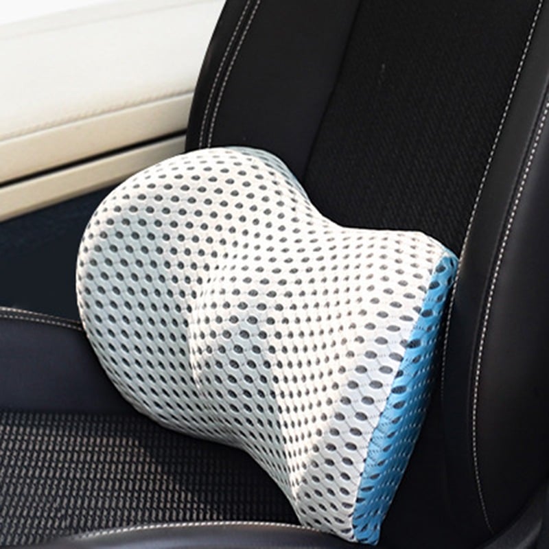 Wit rugkussen met geperforeerde stof op zwarte autostoel geplaatst | Boutique Moda