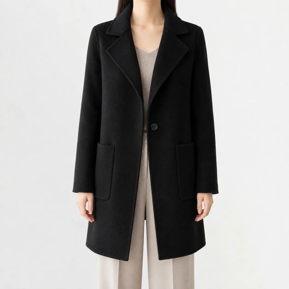 Korte jas in wollook met reverskraag in zwart, gedragen, vooraanzicht
