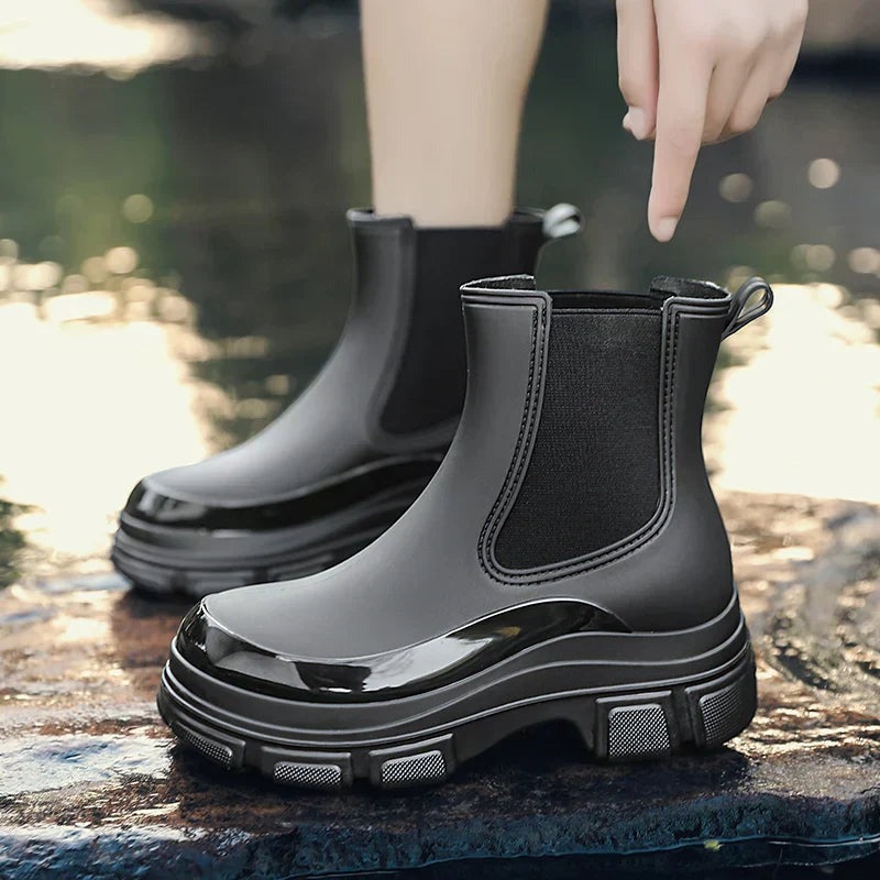 Chelsea boots met plateauzool in zwart, gedragen bij het water