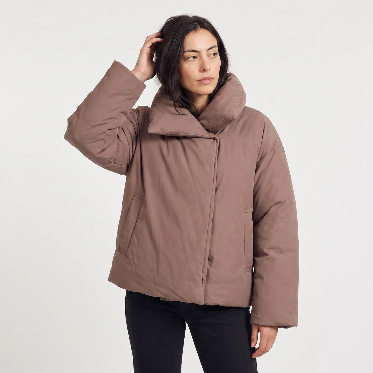 Korte oversized winterjas met brede kraag in kastanjebruin, gedragen, vooraanzicht