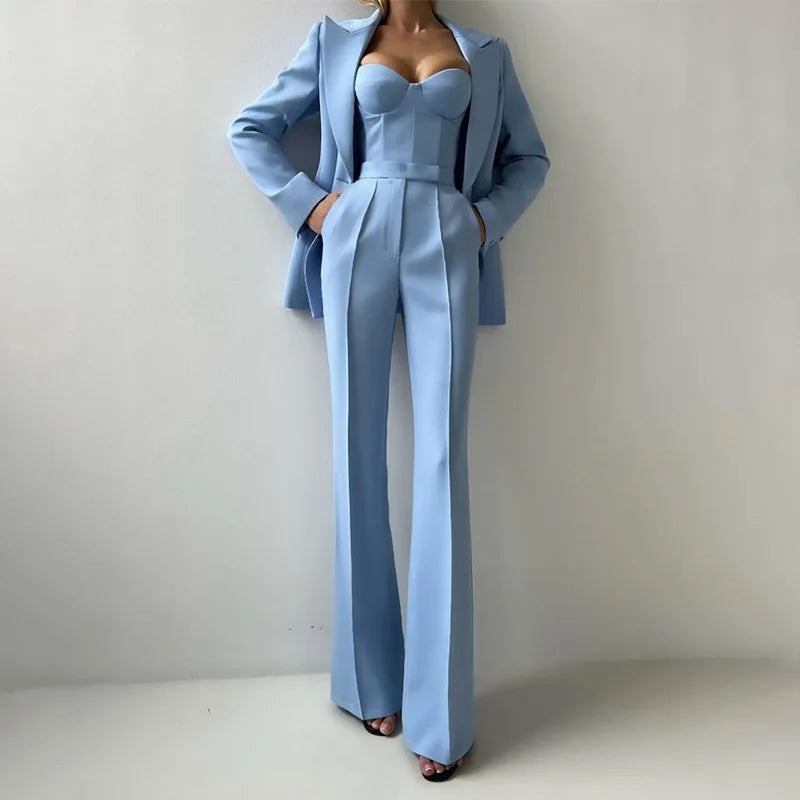 Driedelig broekpak met bustier, flared broek en blazer in lichtblauw, gedragen, vooraanzicht