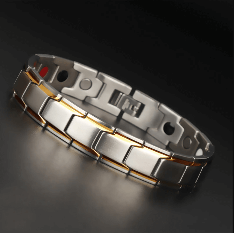 Zilverkleurige metalen armband met gouden accenten, plat gefotografeerd op donkere achtergrond | Boutique Moda