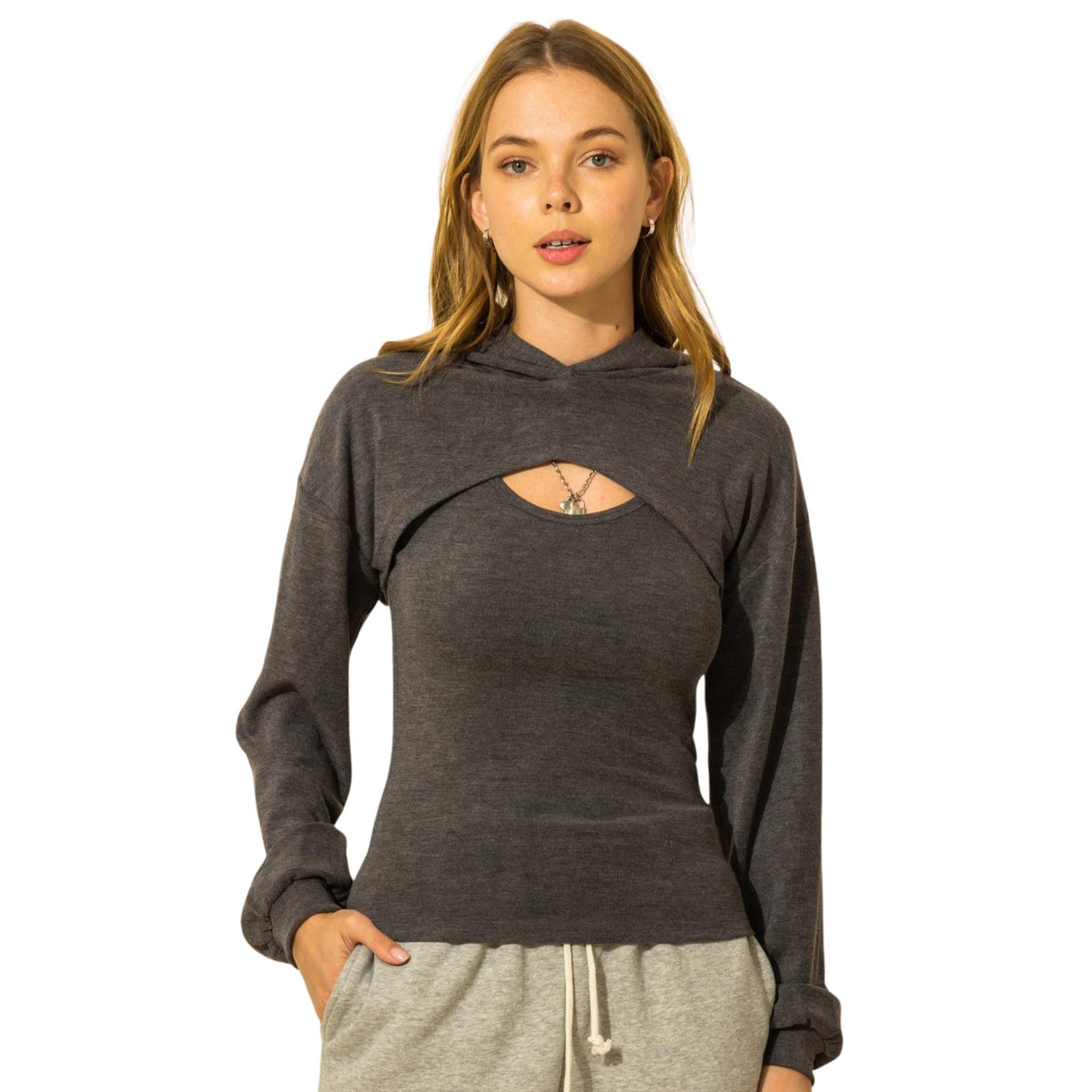 Tweedelige set met korte hoodie-bolero en tanktop in antraciet, gedragen, vooraanzicht