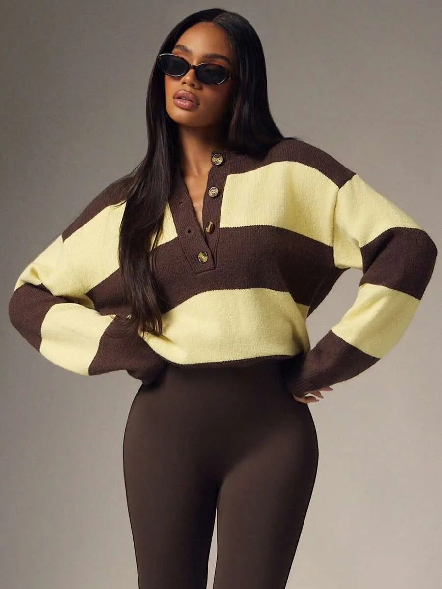 Oversized trui met brede strepen en knoopjes in bruin/botergeel, gedragen