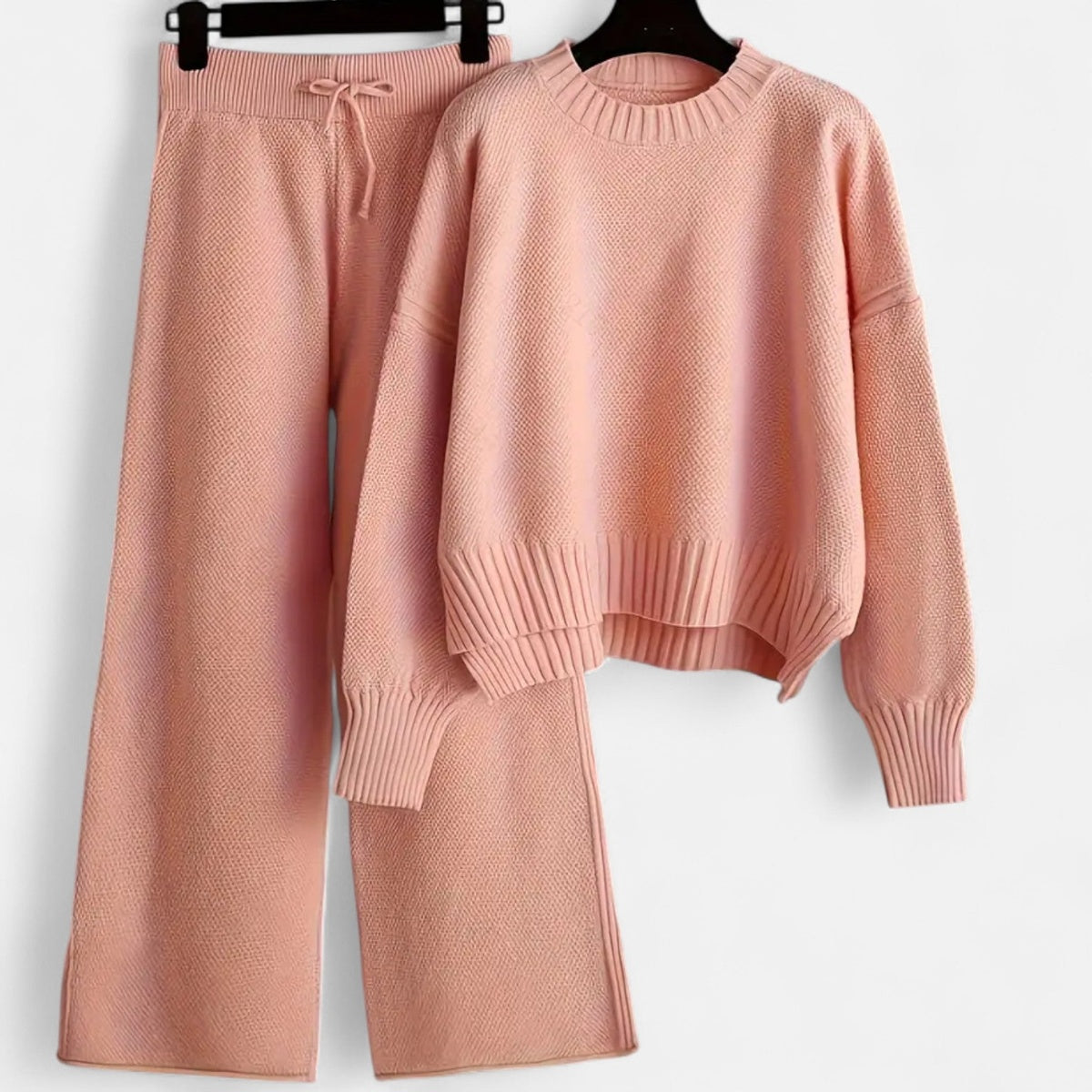Gebreide set in zalmroze met trui met ronde hals en wijde broek aan een hanger