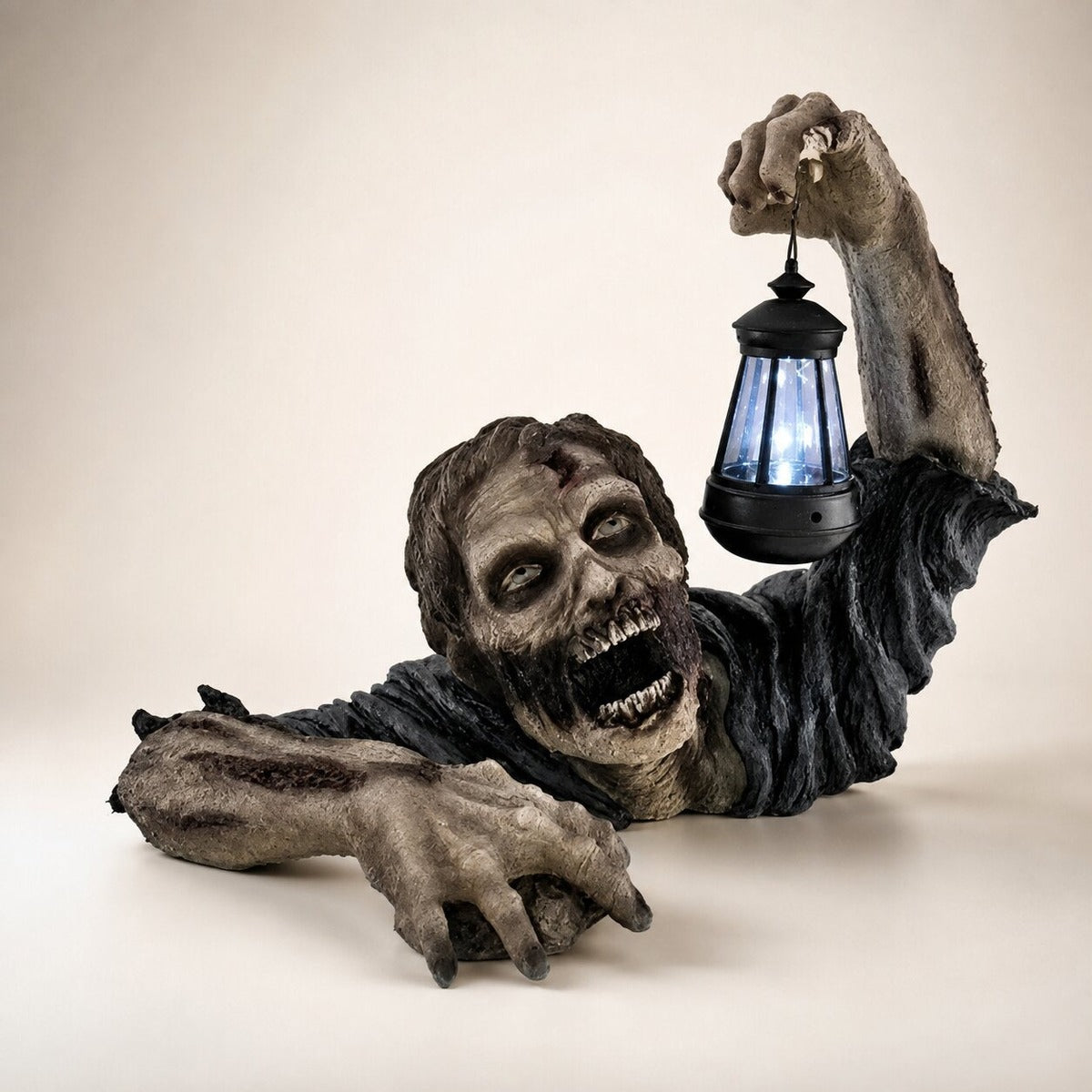 Kruipende zombie met LED-lantaarn op een lichte achtergrond