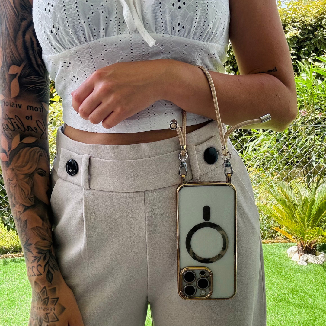 Transparant telefoonhoesje met gouden koord, gedragen door vrouw in beige broek | Boutique Moda