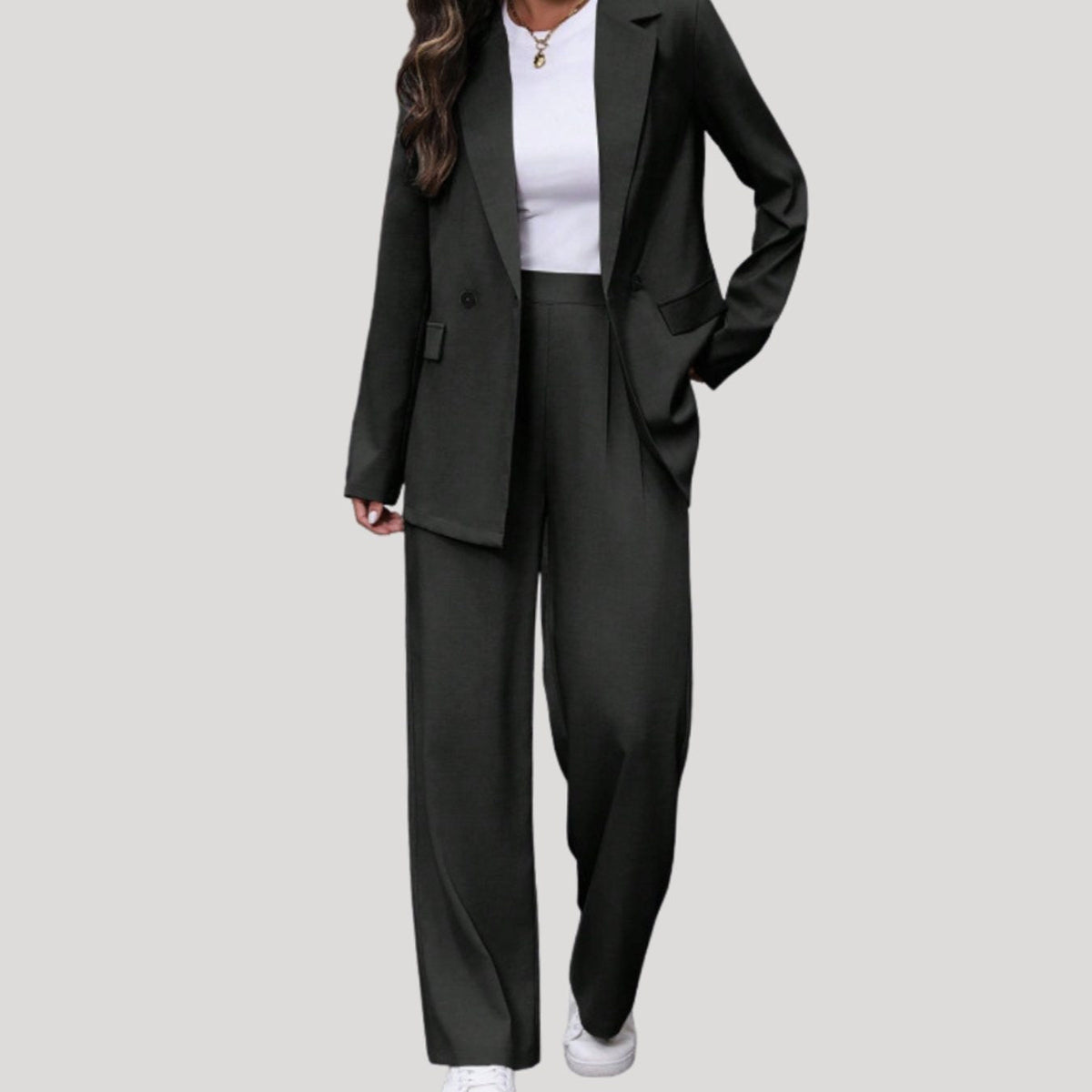 Broekpak met double-breasted blazer en wijde broek in zwart, gedragen, vooraanzicht