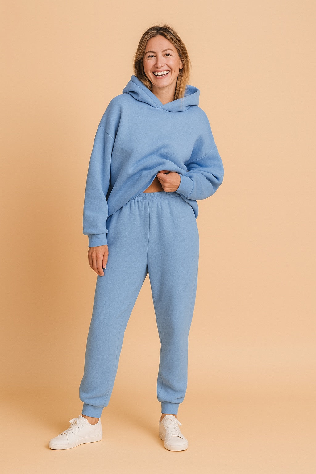 Lichtblauw oversized joggingpak met hoodie en joggingbroek, gedragen, vooraanzicht