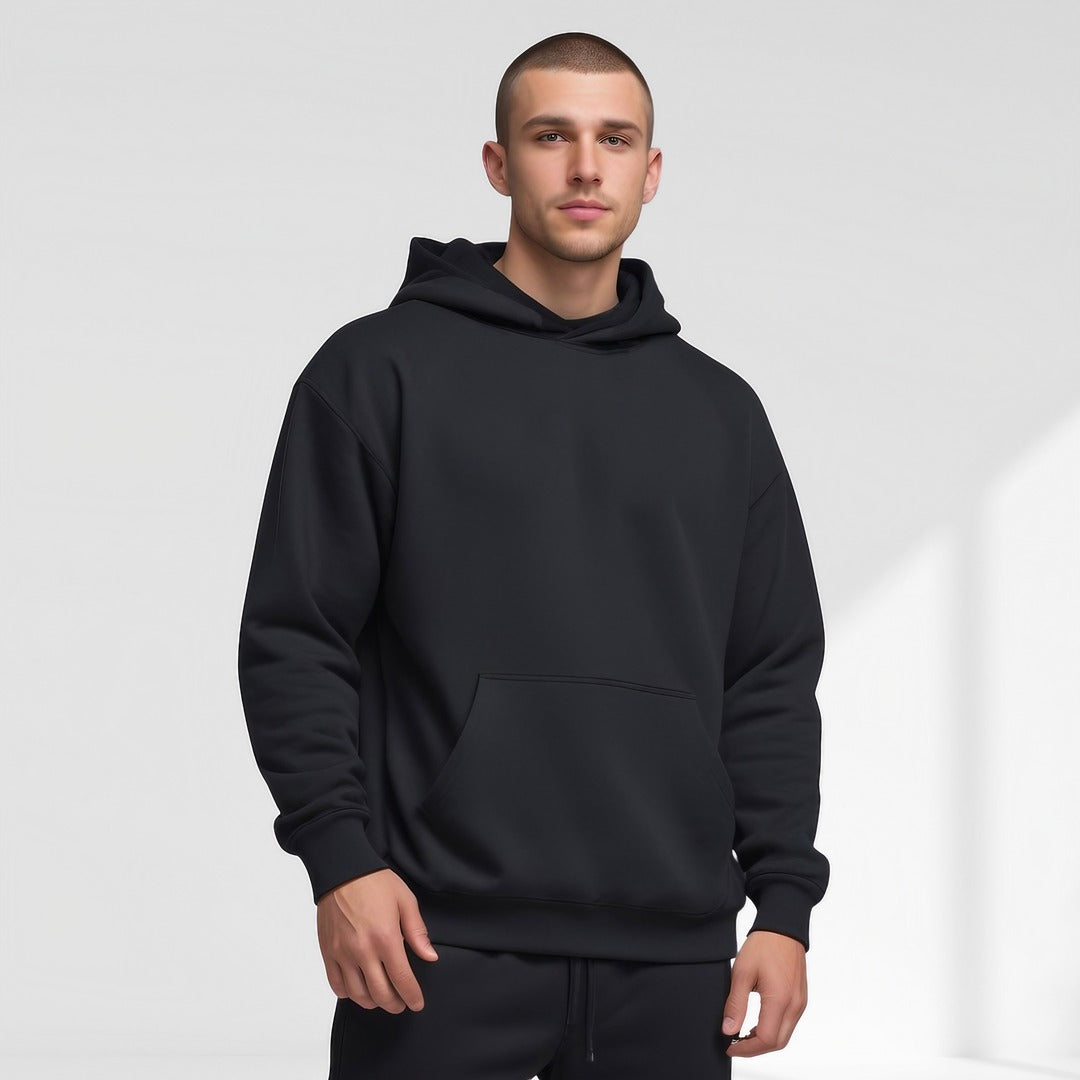 Oversized hoodie met verlaagde schouders voor heren in zwart, gedragen, voorkant