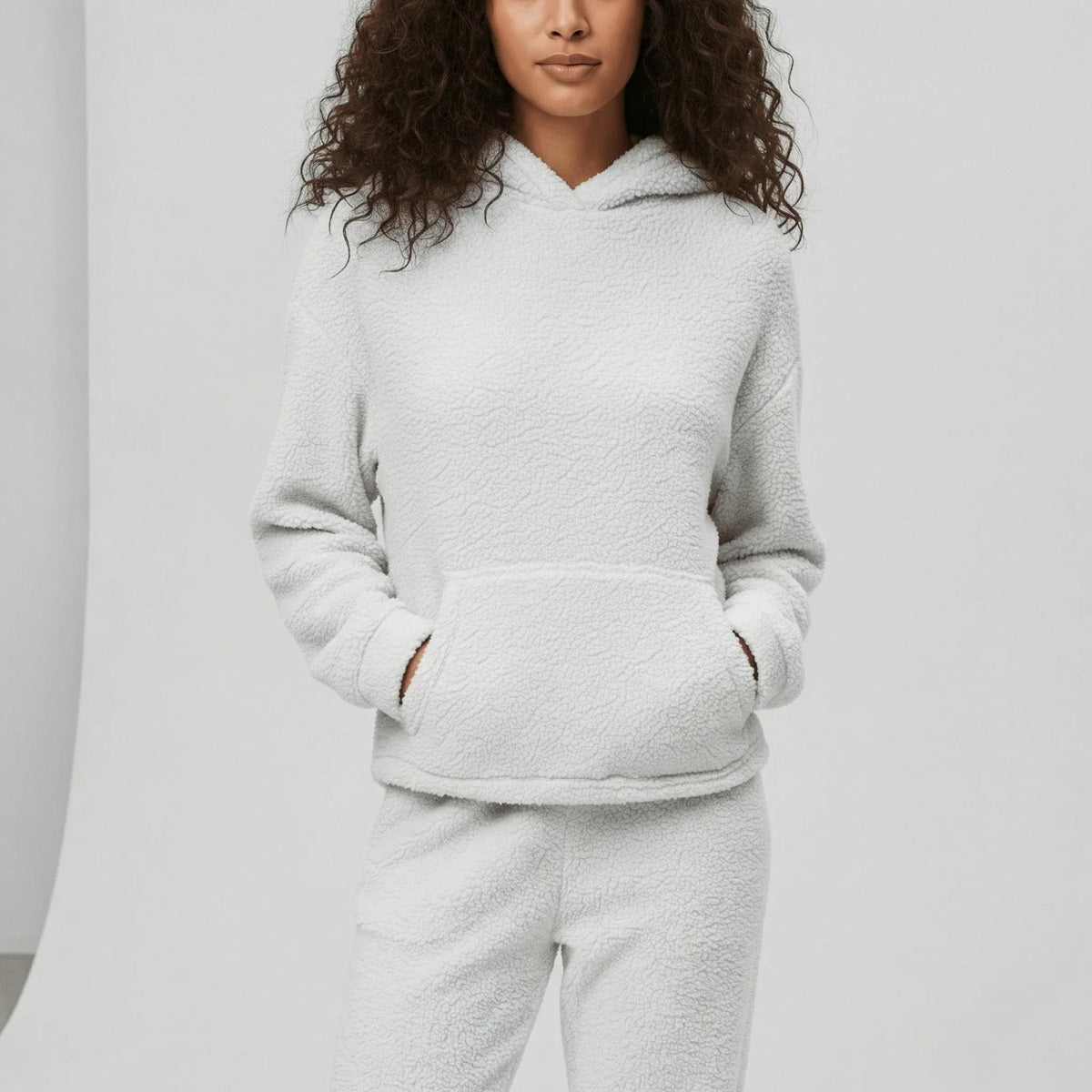 Huispak van teddyfleece in wit, gedragen, vooraanzicht