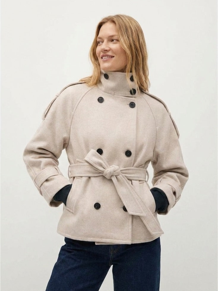 Korte trenchcoat met opstaande kraag in crème, gedragen, vooraanzicht