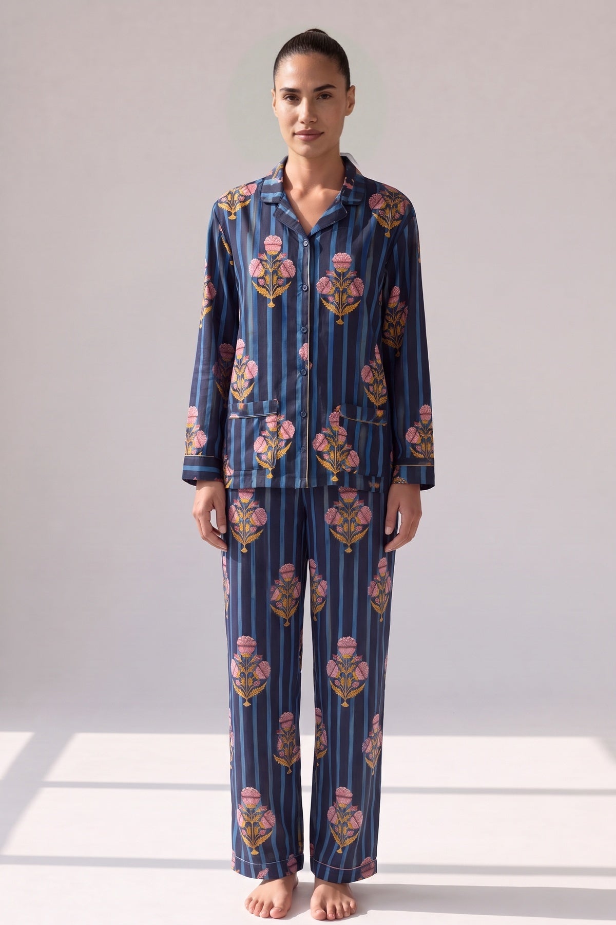 Marineblauwe katoenen pyjama met strepen en bloemenmotief, gedragen, vooraanzicht