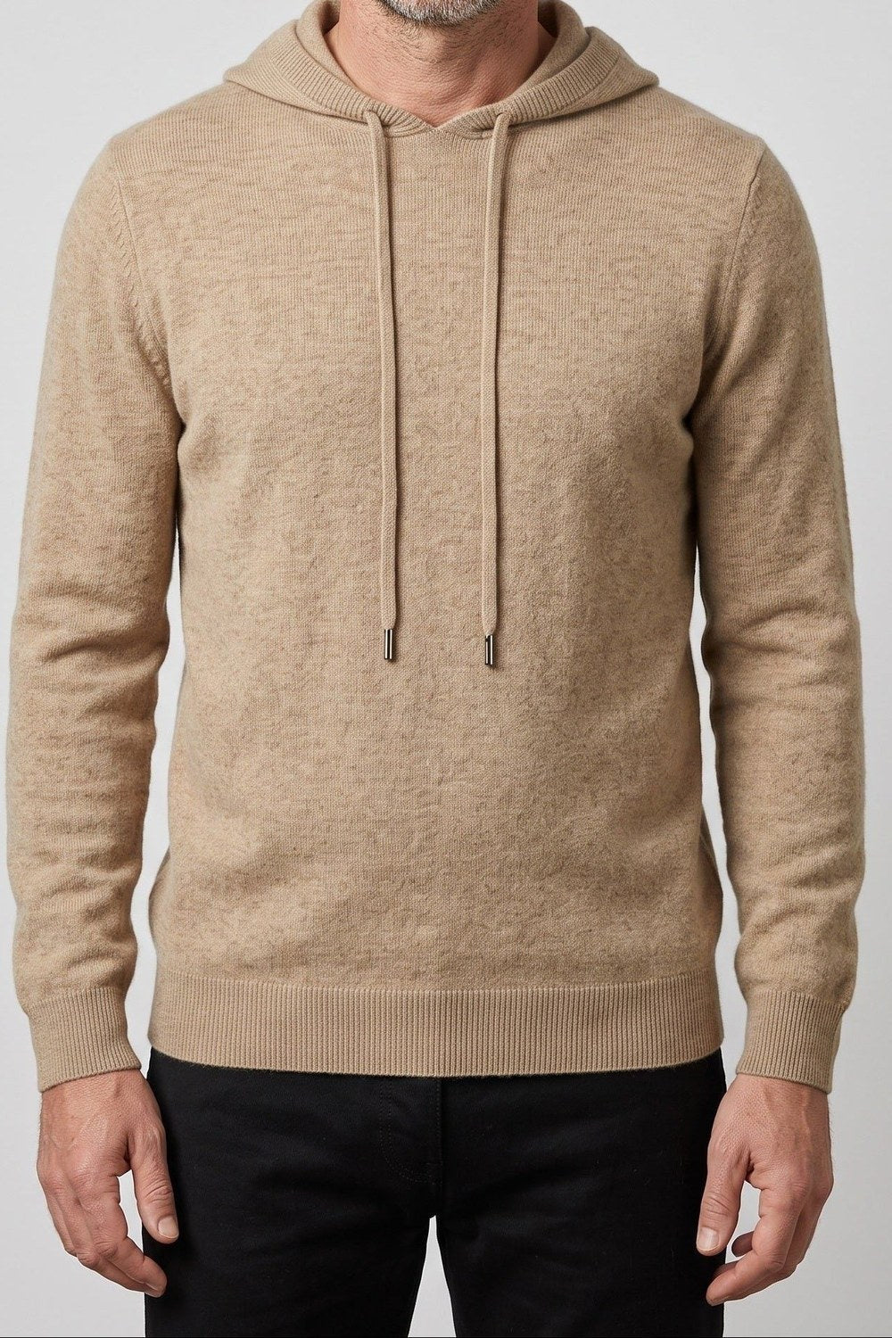 Gebreide trui met capuchon voor heren in beige, gedragen, voorkant