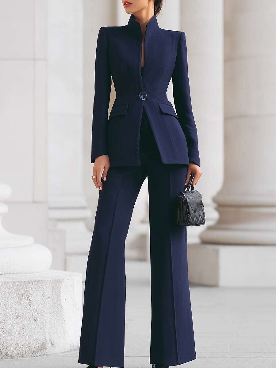 Broekpak met blazer met opstaande kraag en flared broek in marineblauw, gedragen, vooraanzicht