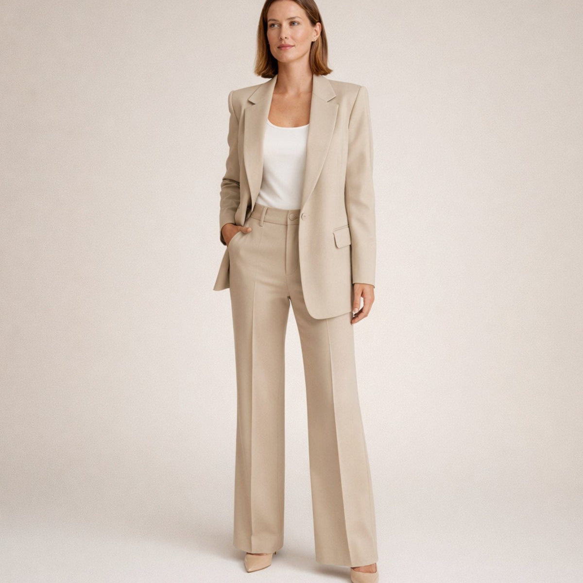 Broekpak met blazer met één knoop en wijde broek in beige, gedragen, vooraanzicht