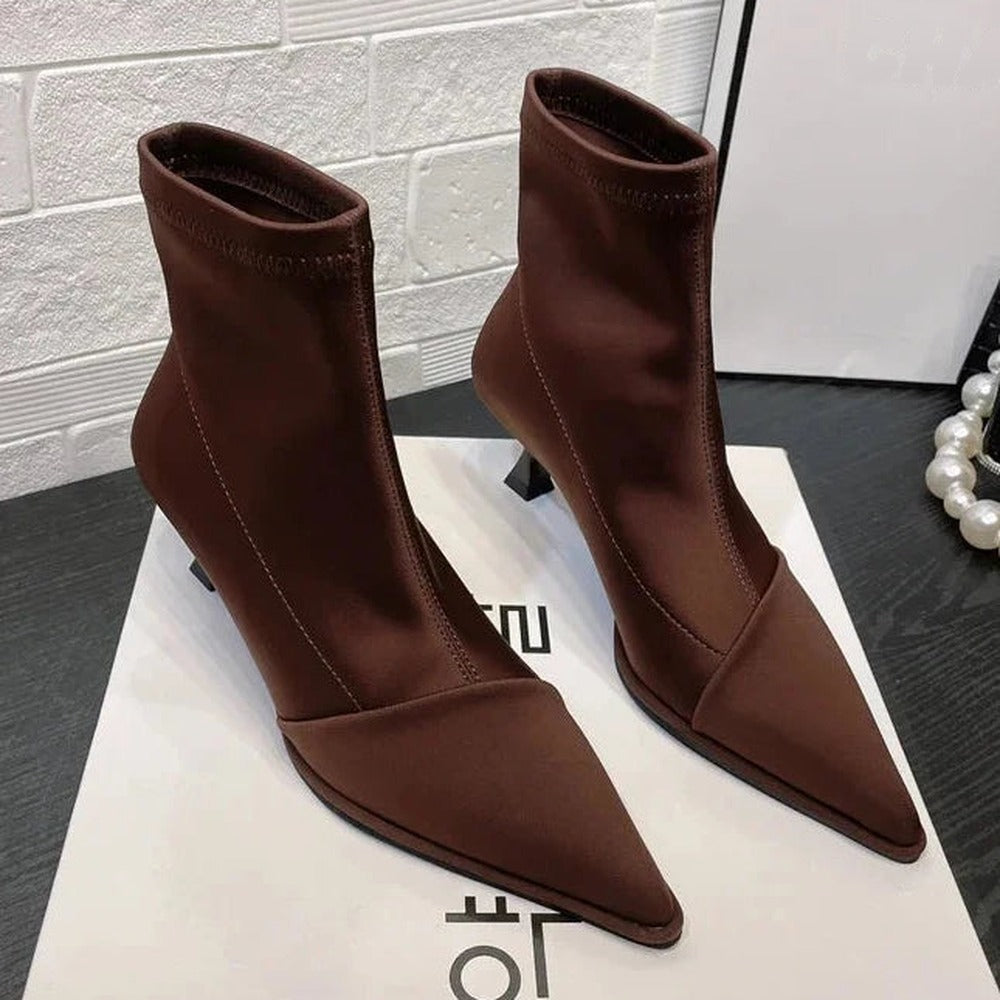 Koffiebruine sock boots met puntige neus en kitten heel