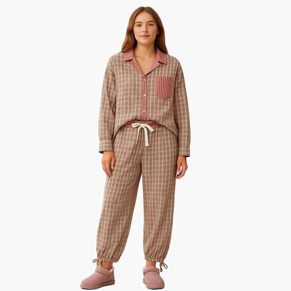 Geruite pyjama in bruin met roze gestreepte details en broek met koord, ten voeten uit