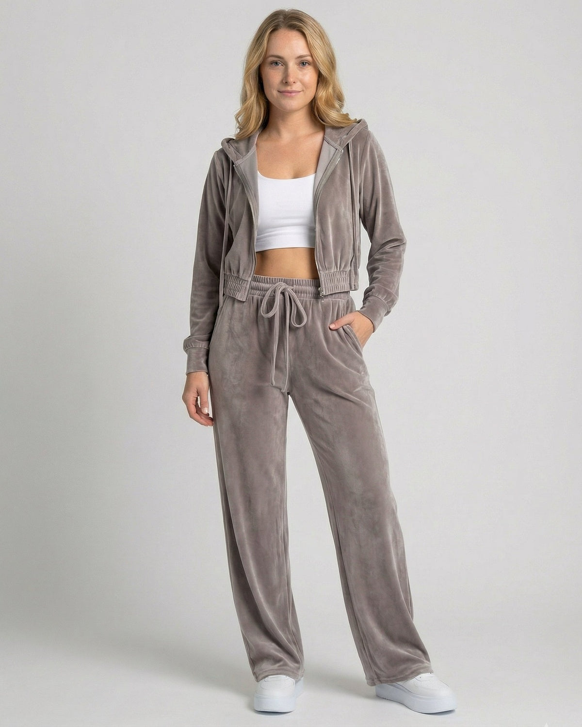 Velours huispak in grijs met korte hoodie over een witte croptop, voorkant