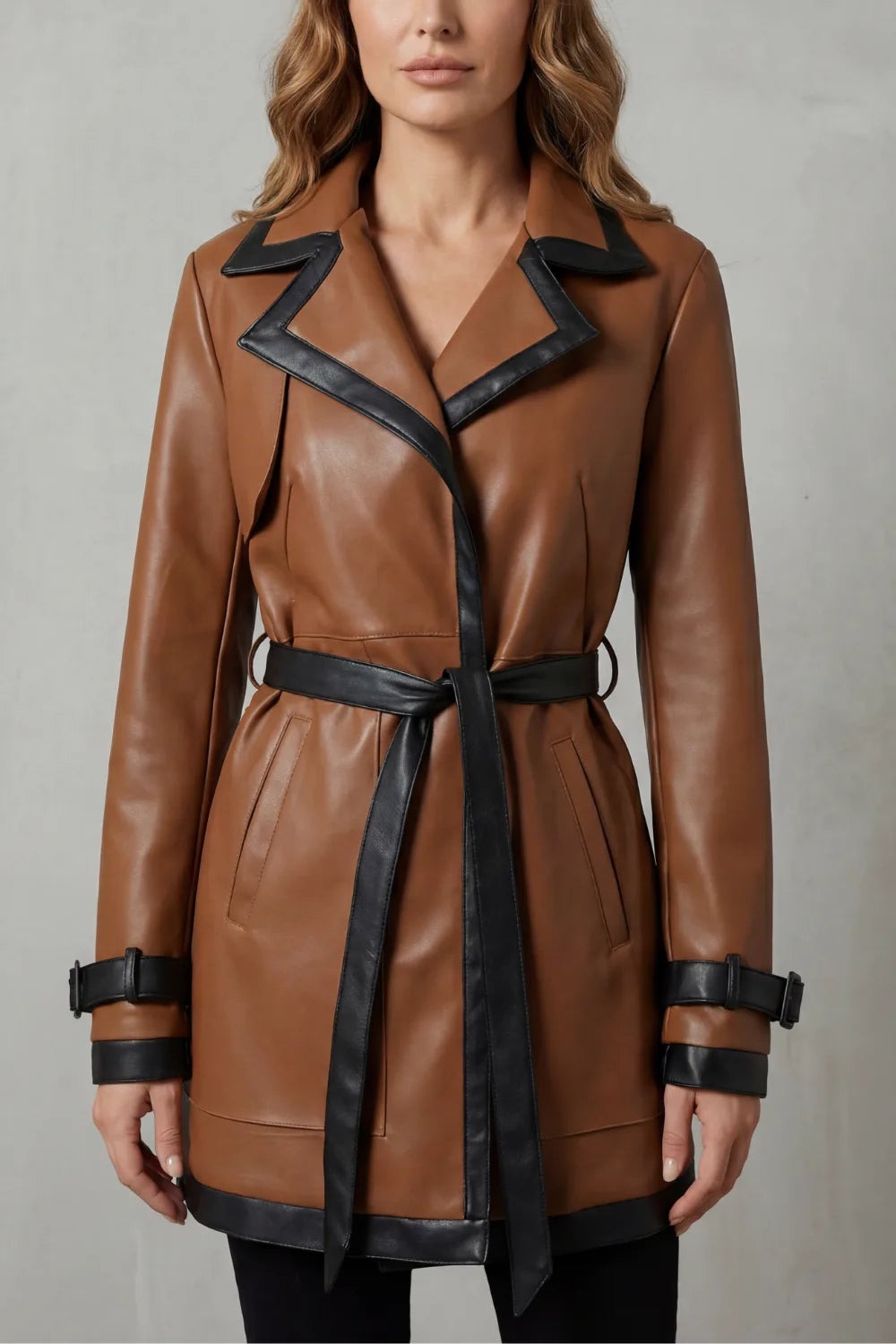 Trenchcoat dames van imitatieleer in bruin met zwarte strikceintuur, gedragen, voorkant